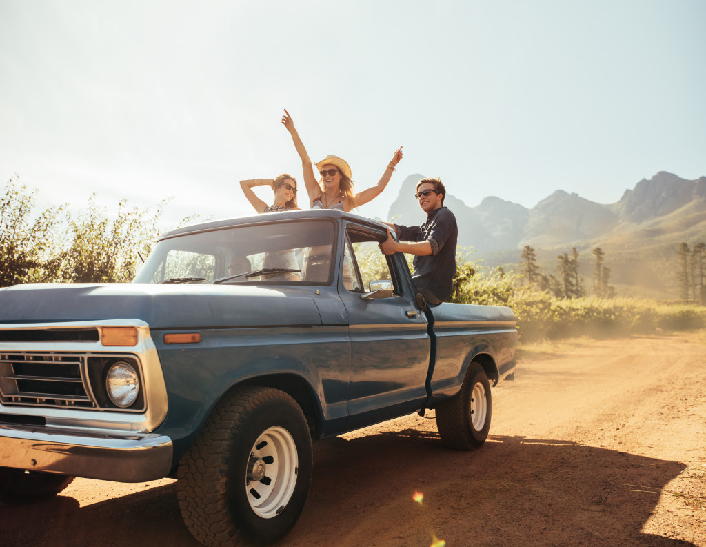 people out on a roadtrip